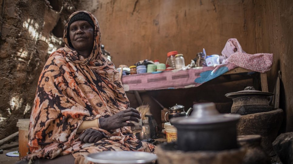 Zahra Abdurahman Musa Omer, 55 ans, est assise devant chez elle dans le camp d'Abu Shouk, près de la ville d'El Fasher, au Darfour du Nord, au Soudan. Elle a été déplacée par le conflit au Darfour en 2004. 