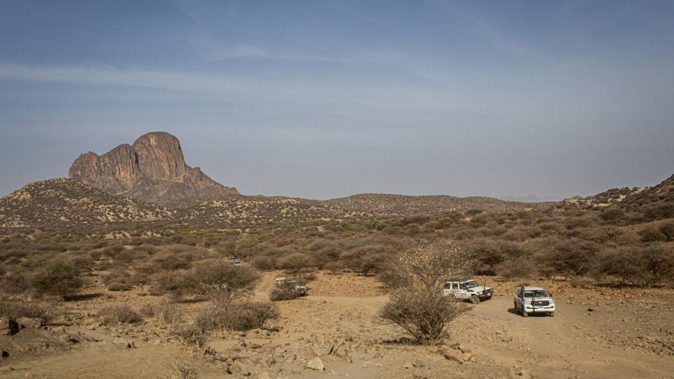 Un convoi de véhicules du HCR traverse la chaîne de montagnes du Jebel Mara en direction de Kabkabiya, au Darfour du Nord. Cette région montagneuse a connu une violence extrême et de nombreux déplacements au milieu des années 2000. 