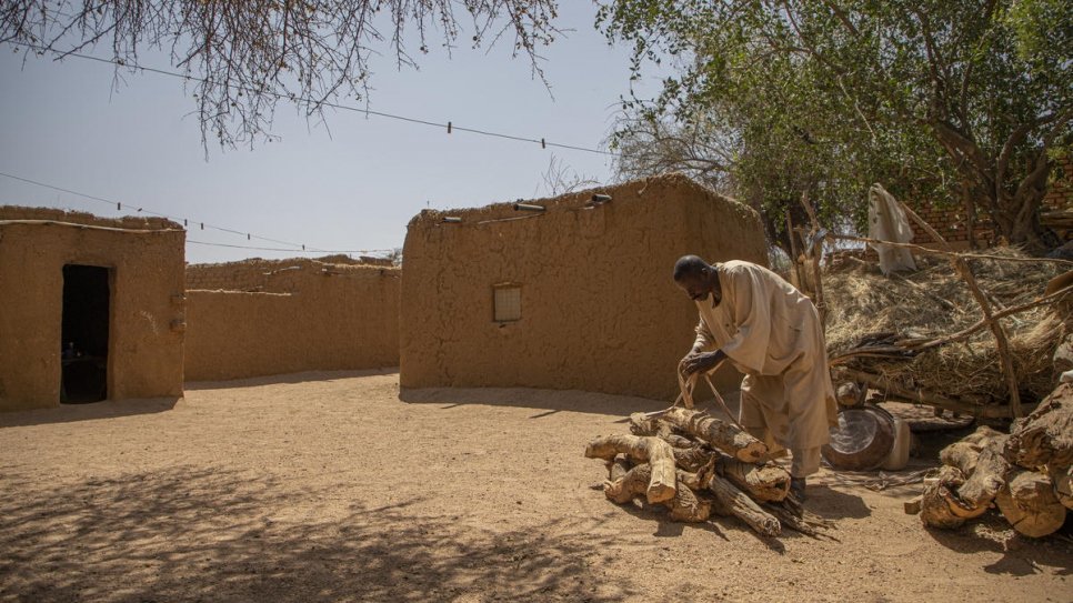 Ahmed Ishag Babiker, 54 ans, entasse du bois de chauffe dans sa cour à Kabkabiya, au Darfour du Nord, au Soudan. Lui et sa famille ont été déplacés lorsque des milices armées ont attaqué son village de Wadi Bare en 2004. 