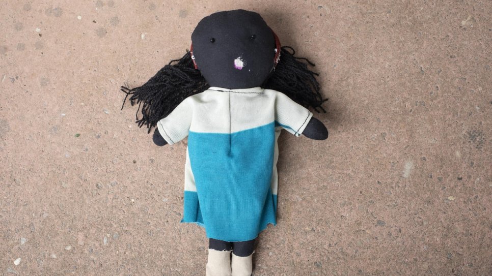 L'une des poupées confectionnées par Kituza, une réfugiée congolaise de 25 ans, au camp de réfugiés de Maratane, Mozambique