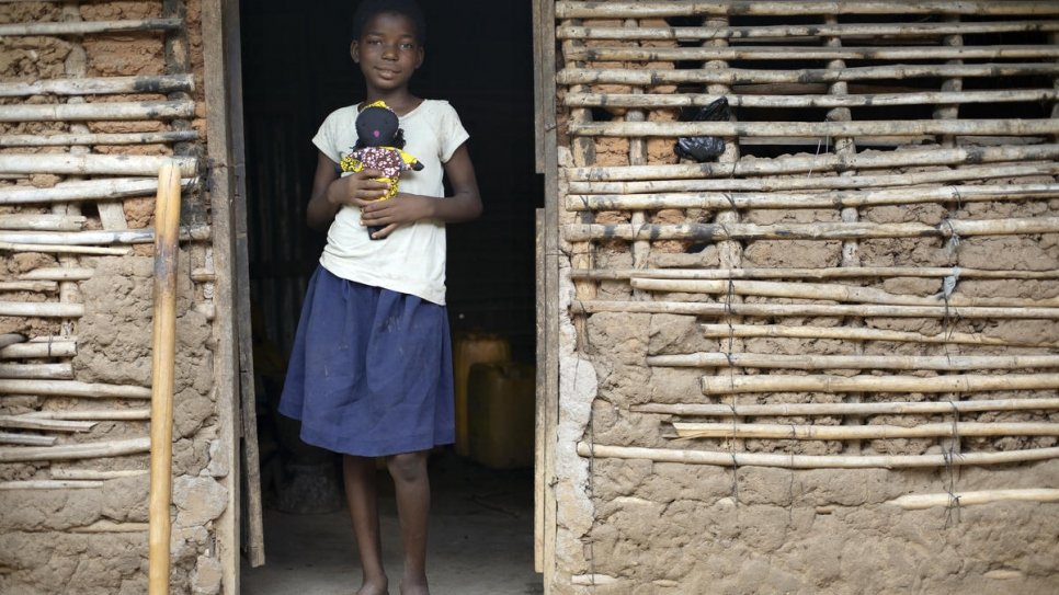 Nadine, une réfugiée congolaise de neuf ans, avec l'une des poupées confectionnées par sa mère Kituza, dans le camp de Maratane, Mozambique. 