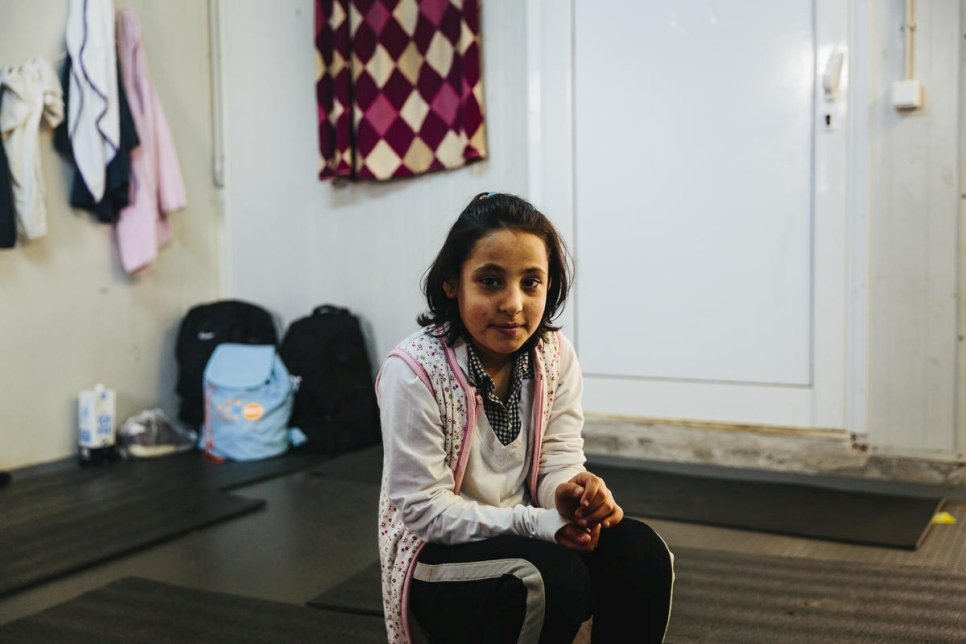 Une jeune demandeuse d'asile afghane photographiée au centre d'accueil et d'identification de Fylakio, près de la frontière gréco-turque, le 14 février 2020. 

