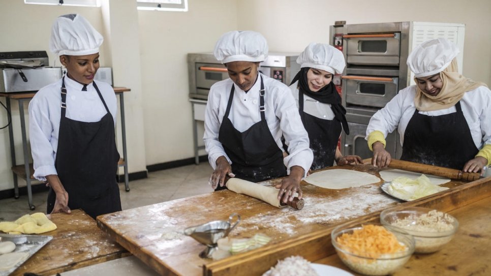 Des réfugiées et leurs camarades éthiopiennes préparent des repas ensemble dans le cadre d'un cours de cuisine au Nefas Silk Polytechnic College à Addis Abeba, Ethiopie. 