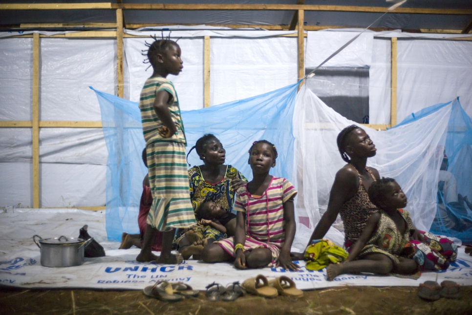Having just arrived in Bili camp, in the Democratic Republic of the Congo, Tatiana and Souzane's families will spend their first night in this collective shelter.