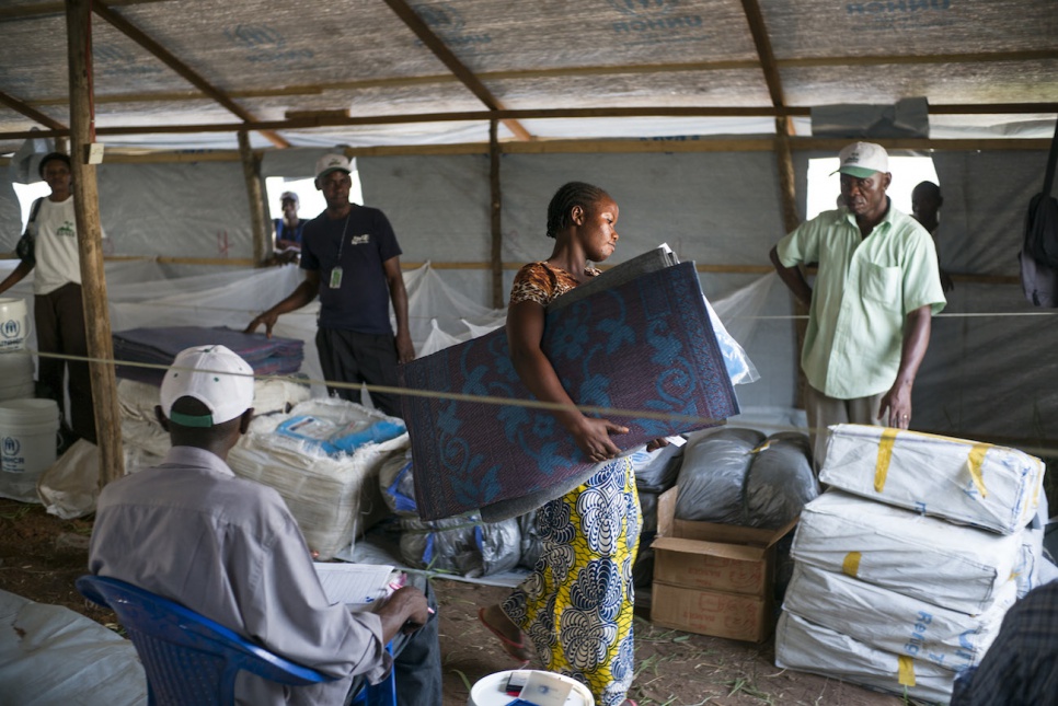 At Bili camp in Democratic Republic of the Congo, newly arrived refugees receive sleeping mats, blankets and bed nets.