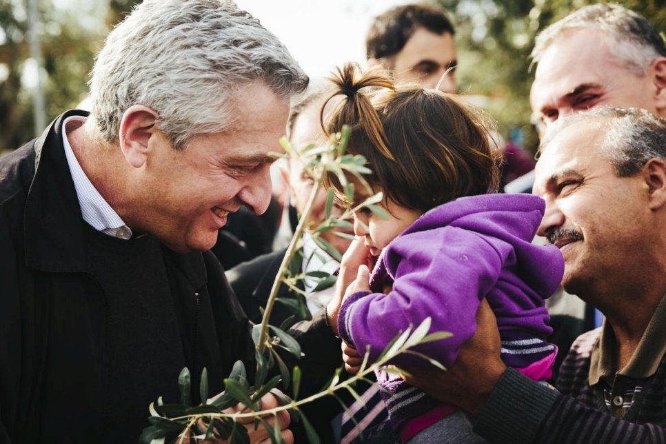 Le Haut Commissaire des Nations Unies pour les réfugiés, Filippo Grandi, lors de sa rencontre avec une fillette et son père, tous deux hébergés dans le site de Kara Tepe, sur l'île de Lesbos, en Grèce.  