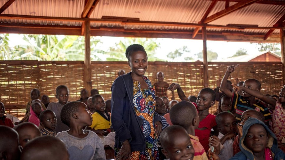 La réfugiée burundaise Nimbona Valyne, âgée de 26 ans, enseigne à l'école primaire Jugudi, dans le camp de réfugiés de Nyarugusu, en Tanzanie. Sa classe compte 68 garçons et 44 filles. 