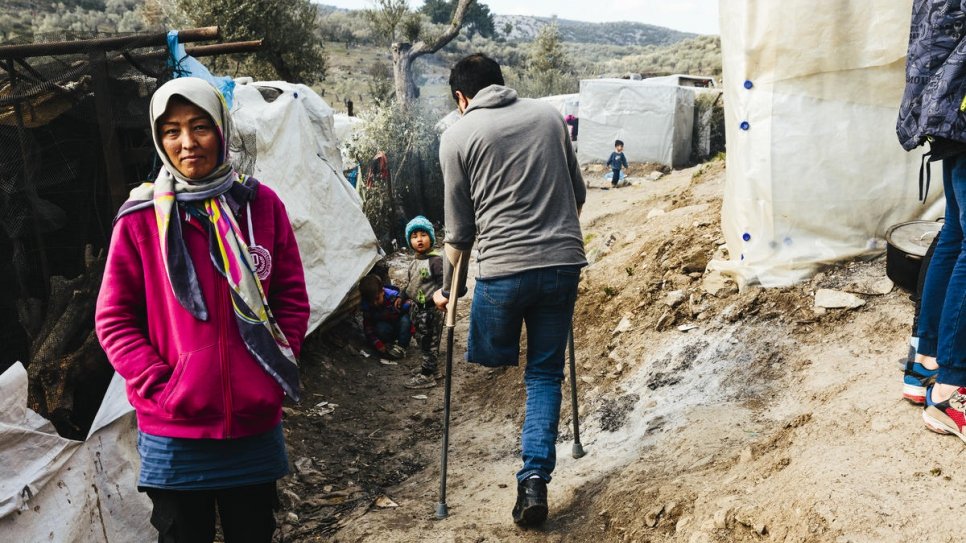 Un demandeur d'asile afghan amputé d'une jambe chemine dans un camp de fortune attenant au centre de réception et d'identification de Moria, sur l'île grecque de Lesbos. 