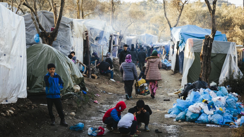 Des demandeurs d'asile afghans dans un camp de fortune attenant au centre de réception et d'identification de Moria, sur l'île grecque de Lesbos. 