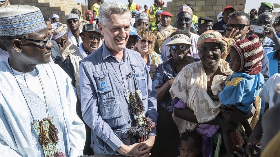 Filippo Grandi hands over the land title to the first refugee to receive a brick house in Ouallam, Kadi Oumar, who has been a refugee since 2012.