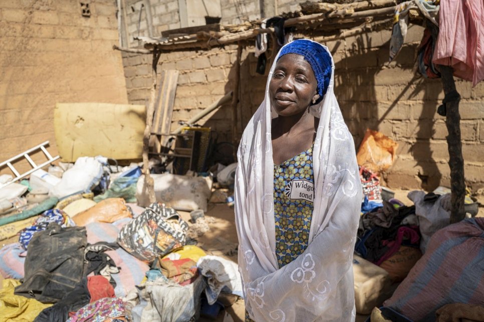 Zeinabou Sawadoga est âgée de 42 ans et déplacée interne. Elle vit actuellement avec sa famille en plein air dans une cour appartenant à des proches à Kaya, au Burkina Faso. Elle recherche actuellement un abri dans cette localité.  