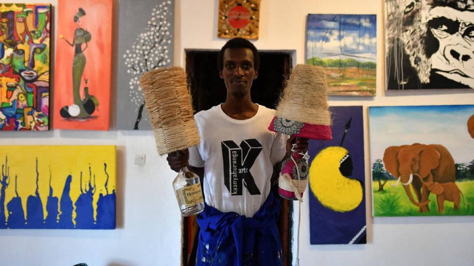 Djamal, quelques-unes de ses créations et quelques uns des tableaux exposés à l'atelier d'art. 