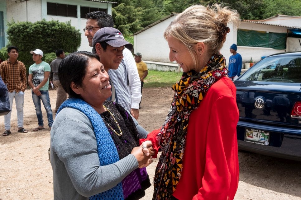 Alexandra Bilak (à droite), directrice de l'IDMC, salue une femme déplacée dans un camp du Chiapas, au Mexique, en 2019.  