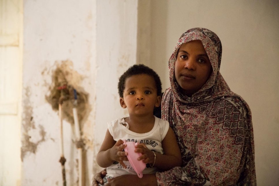 Une mère réfugiée érythréenne et son fils sont hébergés au domicile d'un réfugié soudanais à Tripoli, en Libye, en juillet 2019.  