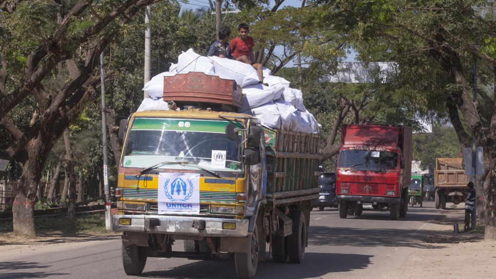 Du matériel de secours est acheminé vers des camps de réfugiés depuis le bureau du HCR à Cox Bazar, au Bangladesh. 