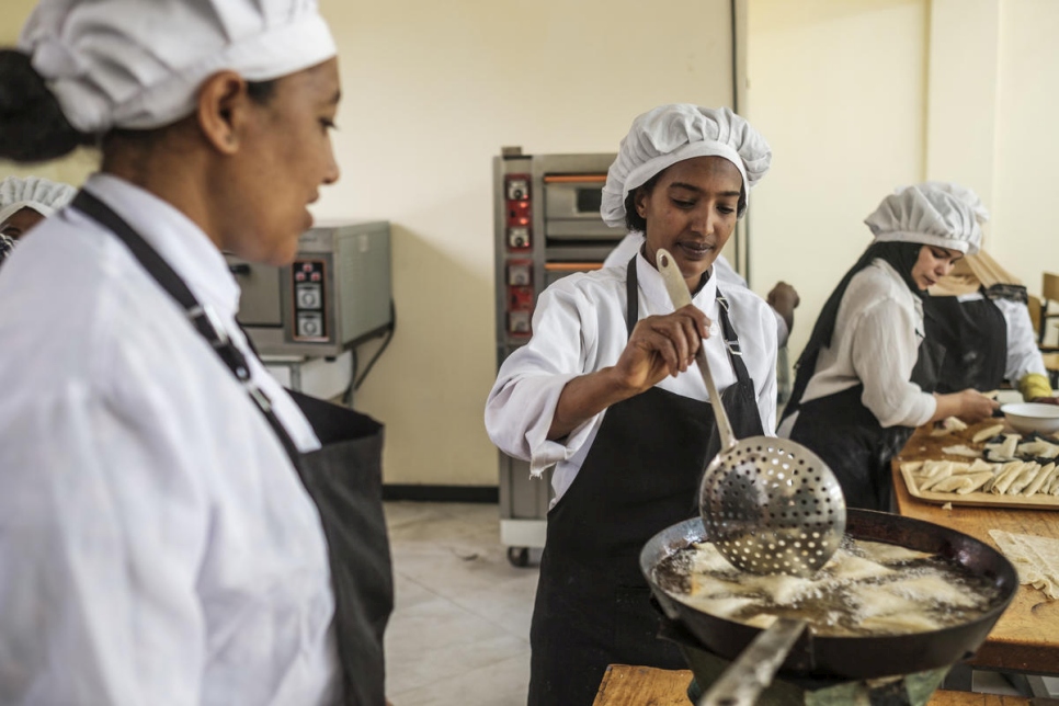 يانشينو (في الوسط)، من إثيوبيا، تعد الطعام كجزء من دورة للطهي في كلية نيفاس سيلك للفنون التطبيقية في أديس أبابا.