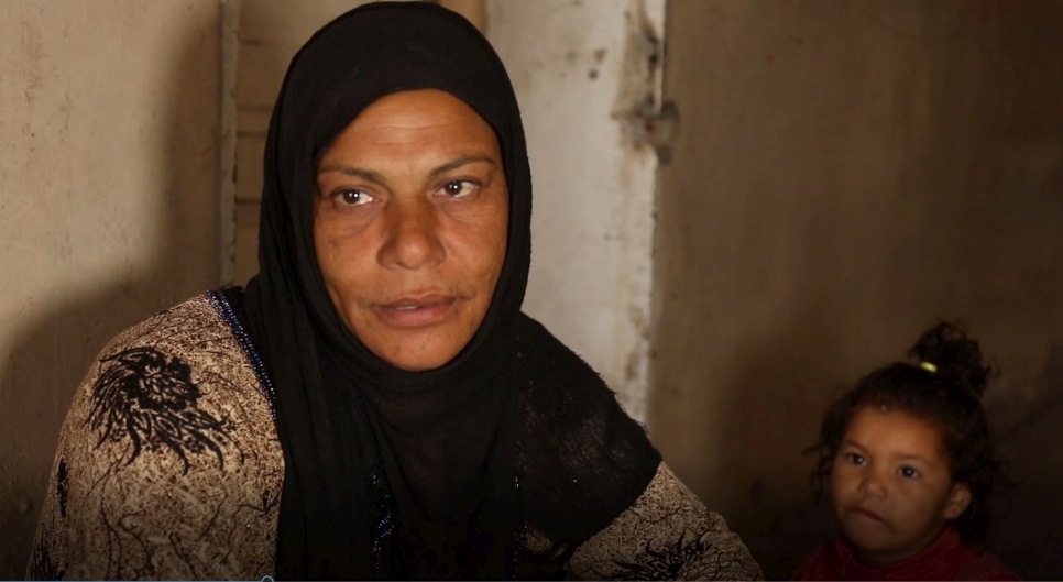 ذكية، امرأة نازحة من مدينة رأس العين تجلس مع طفلتها الصغيرة في أحد مراكز الإيواء في مدينة الحسكة.