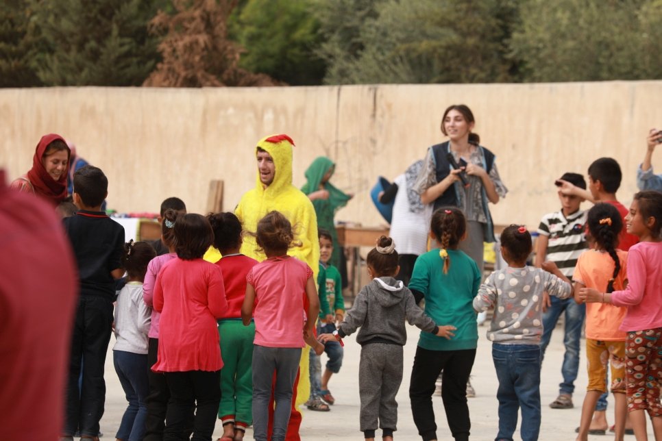 أطفال نازحون يشاركون في النشاطات والألعاب التي ينظمها فريق المفوضية مع الشركاء المحليين في المآوي الجماعية في محافظة الحسكة.
