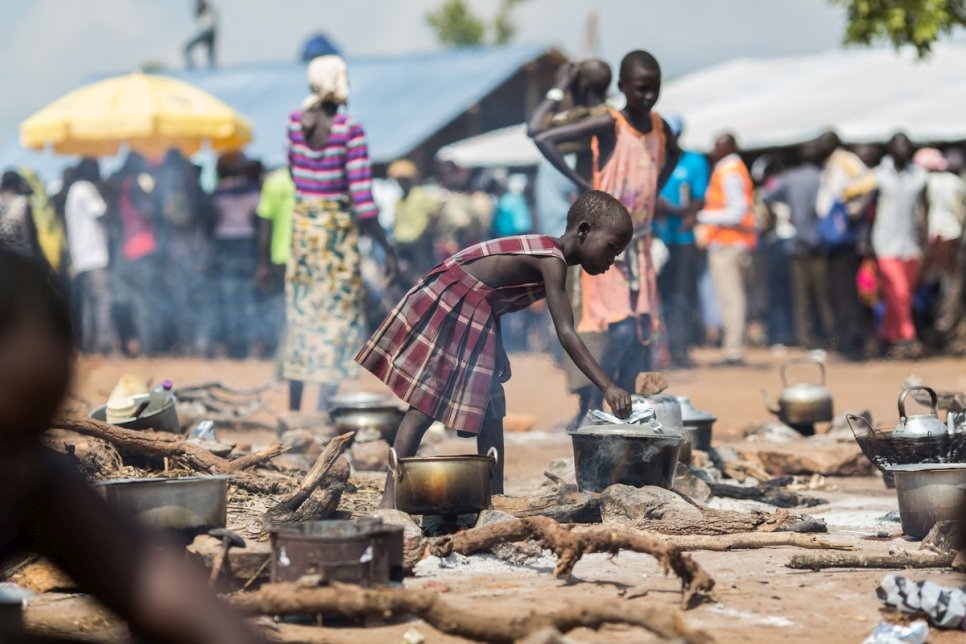 Cette jeune réfugiée a fui les combats ayant débuté le 7 juillet 2016 au Soudan du Sud. Elle surveille la cuisson d'un repas, au nouveau camp de Pagarinya 2, dans le district d'Adjumani au nord de l'Ouganda.  
