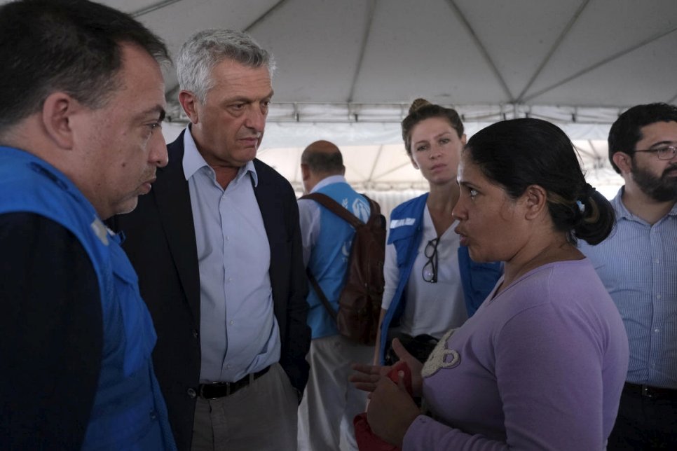 Le Haut Commissaire des Nations Unies pour les réfugiés, Filippo Grandi, s'entretient avec une Vénézuélienne récemment arrivée dans un centre d'accueil à Boa Vista, au Brésil.  