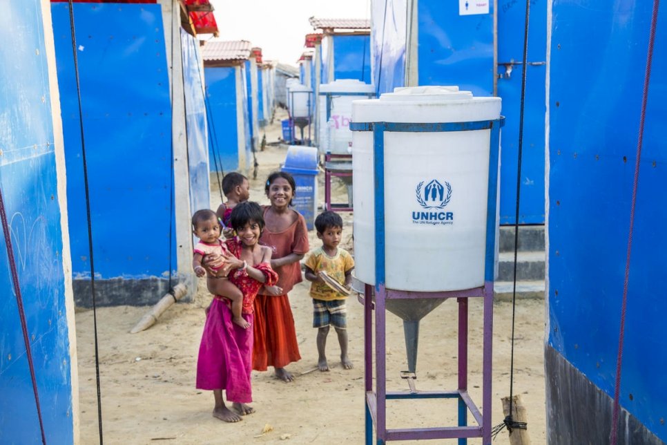 Des enfants rohingyas jouent dans l'installation de réfugiés de Kutupalong, au Bangladesh.