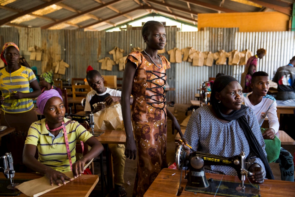 لاجئون يتعلمون مهارات الخياطة في مخيم كاكوما للاجئين.