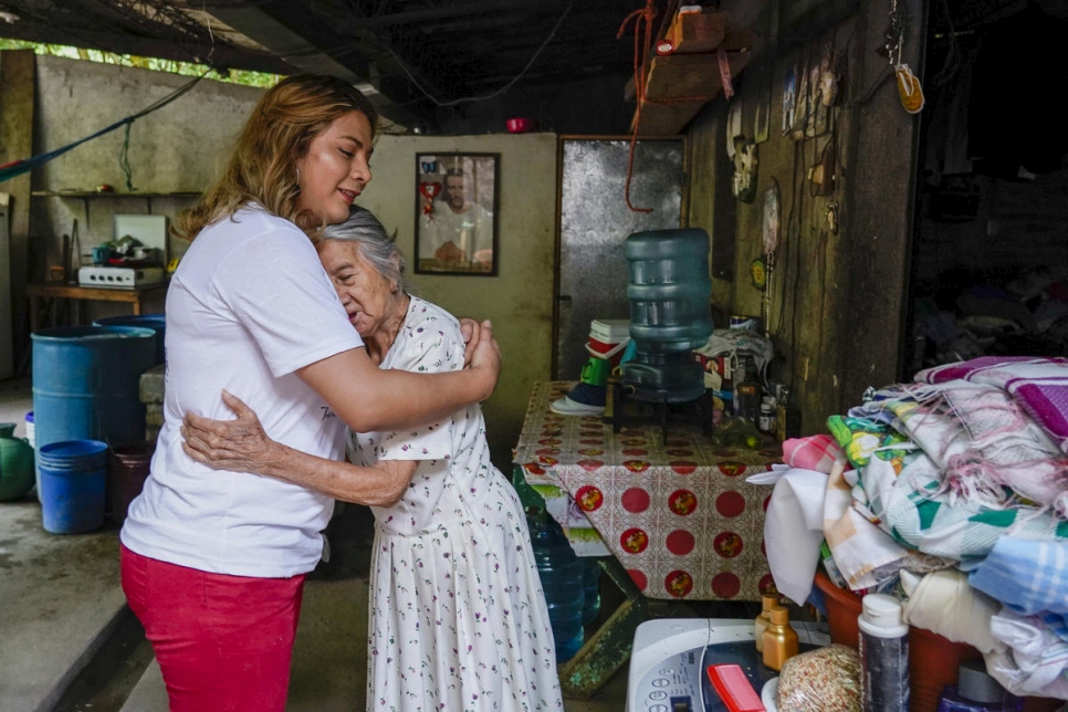 الناشطة بيانكا رودريغيز تزور جدتها ماريا في منزلها في سان سلفادور.