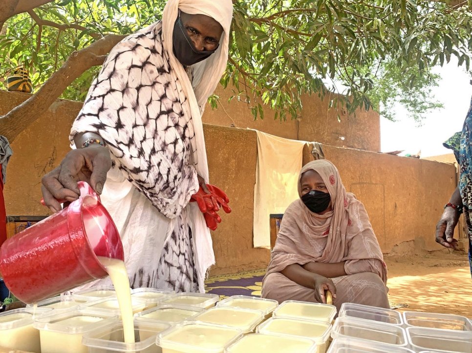Une femme réfugiée verse du savon liquide dans des moules, dans une fabrique de savon à Hamdallaye, au Niger. Le savon est distribué gratuitement à d'autres réfugiés et à la communauté locale.  