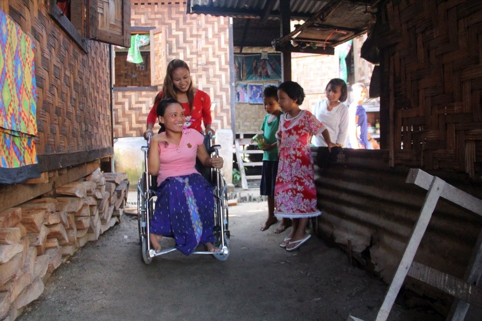 Après que Bawk Ra a participé au cours de photographie, le HCR a identifié qu'elle avait besoin d'un fauteuil roulant. 