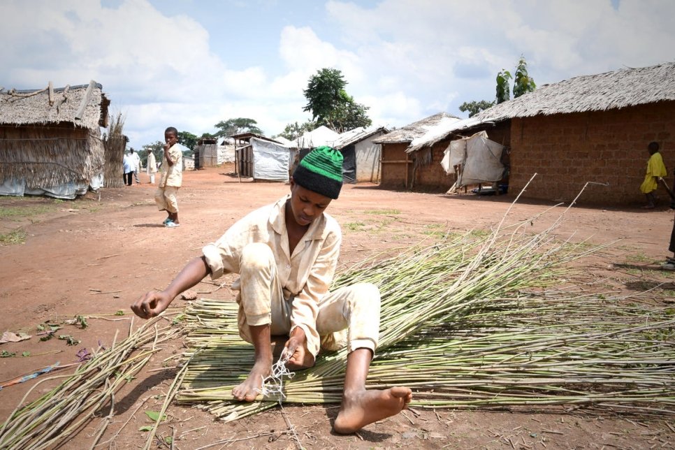 Un jeune garçon prépare des sections de clôture dans le camp de réfugiés de Gado-Badzere dans l'est du Cameroun.  