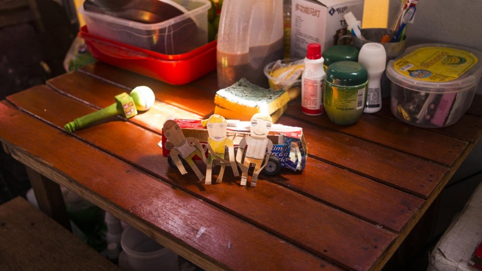 Les jouets de Moisés sont posés sur une table dans la tente familiale au sein de l'installation temporaire de Rondon 3 à Boa Vista, au Brésil. Moisés veut devenir journaliste de télévision quand il sera grand. 