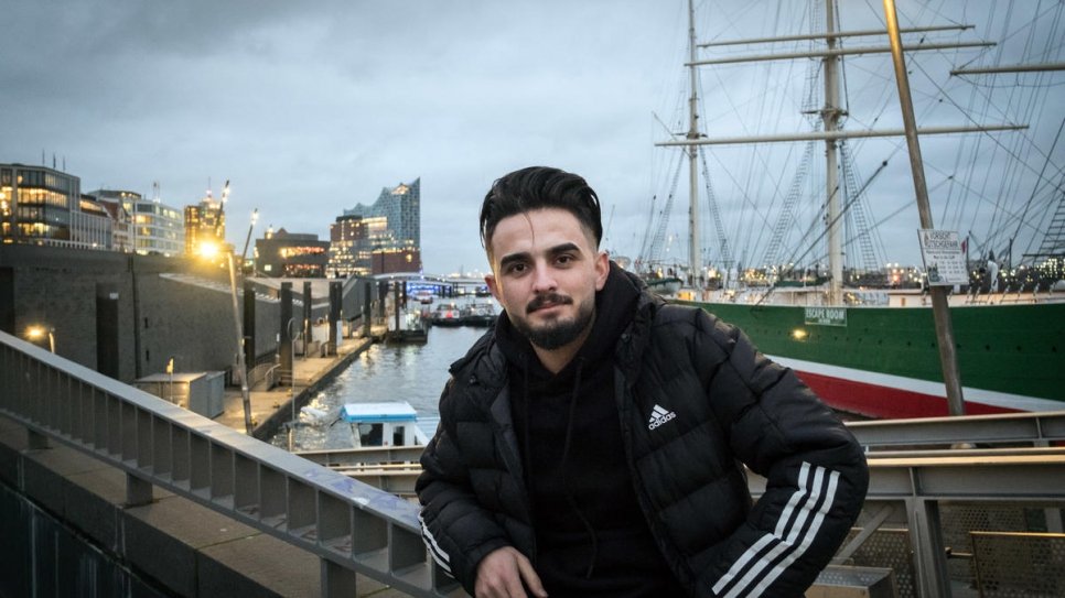Le réfugié syrien Majed Al Wawi est photographié à St-Pauli Landing, près de son lieu de travail, le HHLA Terminal Burchardkai dans le port de Hambourg. 