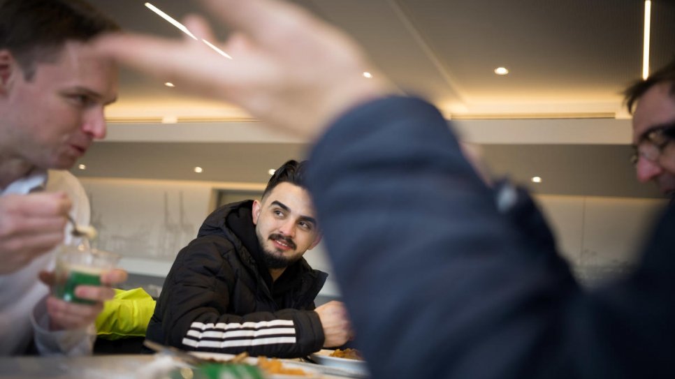 Le réfugié syrien Majed Al Wawi, 21 ans, lors du déjeuner au terminal à conteneurs HHLA de Burchardkai - la plus grande et la plus ancienne installation de manutention de conteneurs au port de Hambourg. 