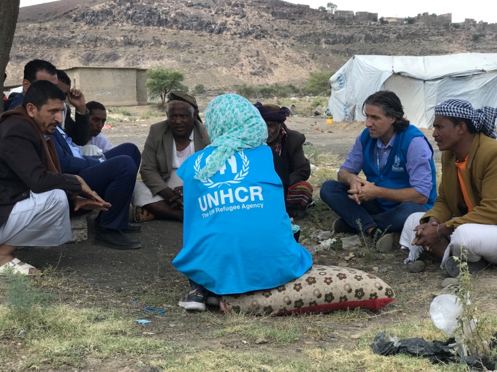 موظفو المفوضية يتشاورون مع قادة المجتمعات المحلية والسلطات المحلية في مخيم ضروان للنازحين داخلياً في ضواحي صنعاء، اليمن.