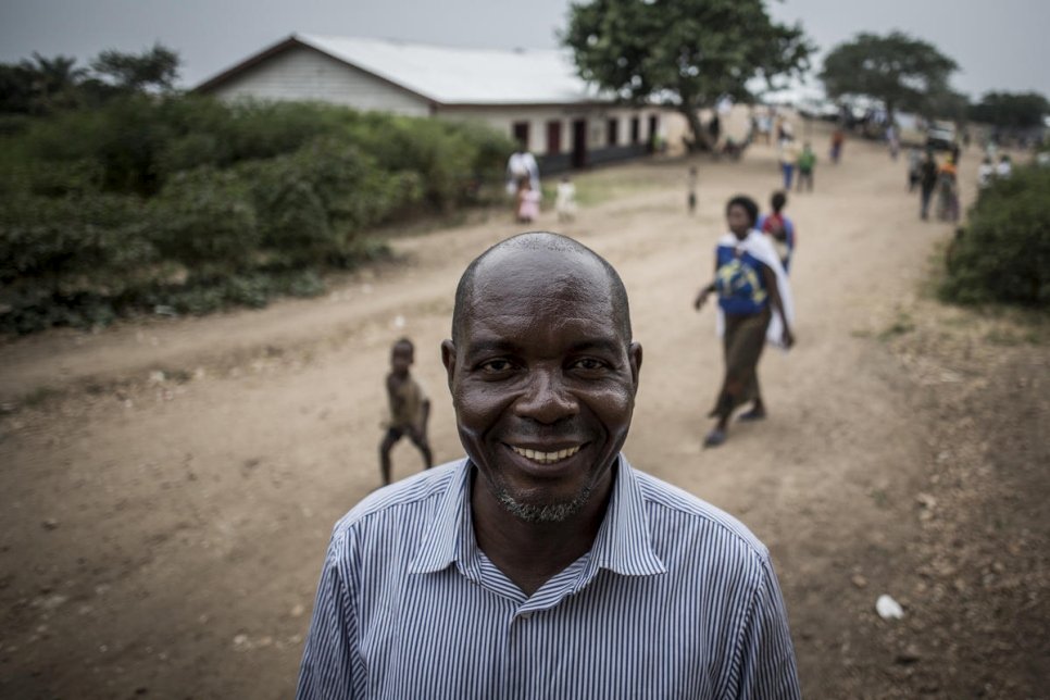 الناشط الحقوقي إيفاريست مفومي (وسط) في مخيم لوسندا للاجئين في جمهورية الكونغو الديمقراطية.
