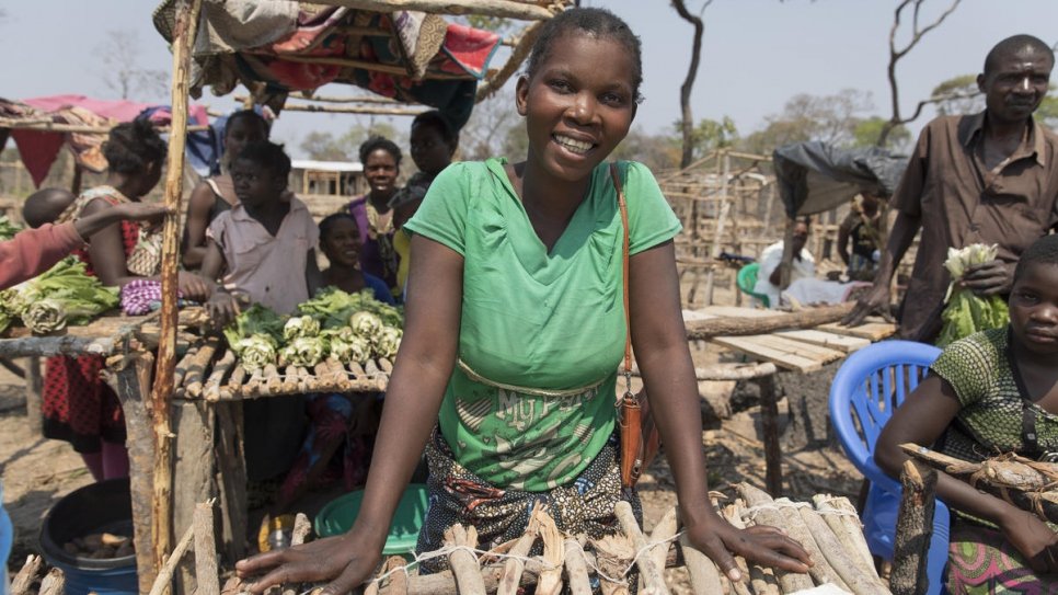 Bwalya, 28 ans, est une commerçante zambienne qui vient régulièrement à Mantapala pour y vendre du poisson. 
