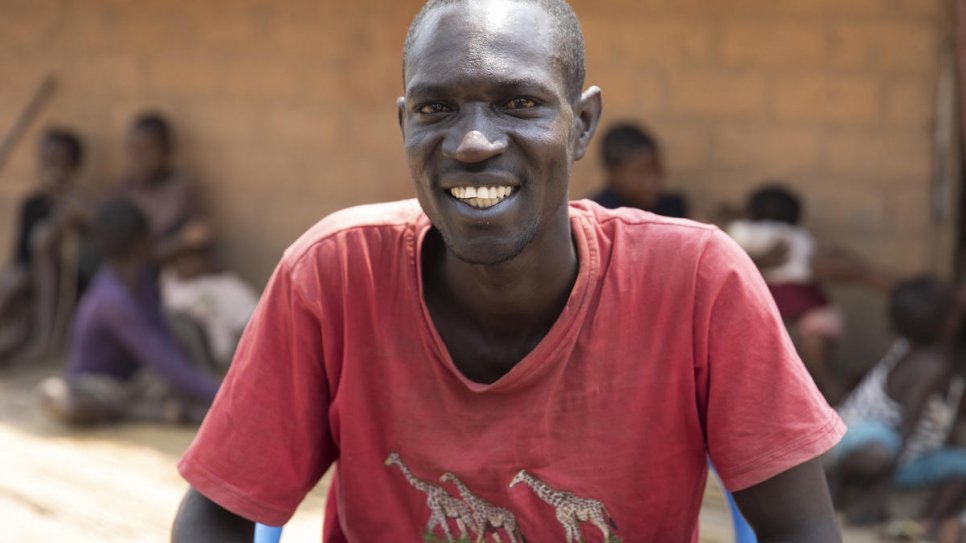 Grâce au marché du camp, Kelvin, un agriculteur, ne doit plus faire 70 kilomètres aller-retour pour aller vendre ses récoltes. 