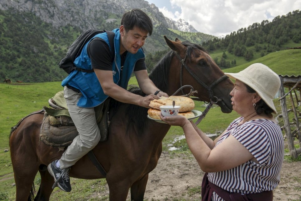 عزيزبيك أشوروف، الحائز على جائزة نانسن للاجئ لعام 2019، ترحب به إحدى القرى النائية. 