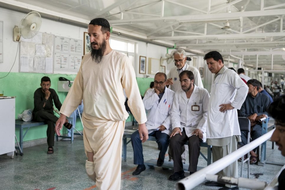الممرض الأفغاني فهيم يتلقى العلاج الطبيعي في مركز تقويم العظام التابع للجنة الدولية للصليب الأحمر في كابول، أفغانستان. كان في الحادية عشرة من عمره عندما وقع انفجار لغم أرضي أصاب إحدى ساقيه.
