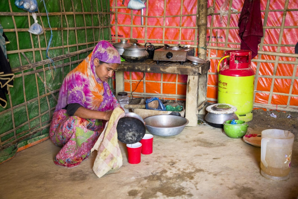 مونوارا تستخدم موقدها للطهي لعائلتها. أطلقت المفوضية برنامجاً لتوزيع الغاز المسال ذي الكفاءة من حيث الطاقة والمواقد لأكثر من 200,000 عائلة روهينغية لاجئة.