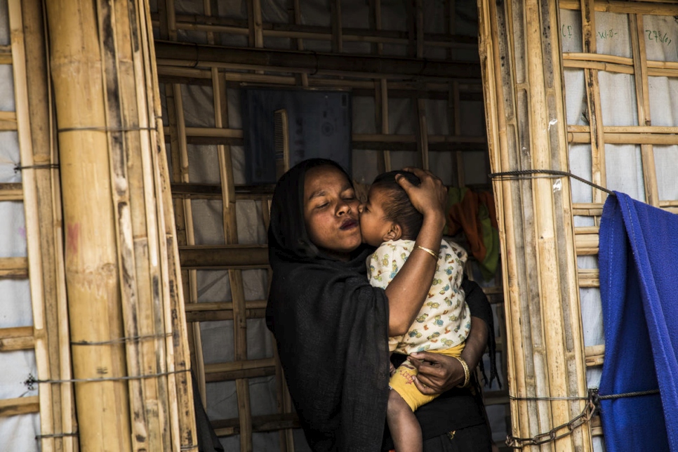 رحيمة خاتون تحتضن ابنها محمد عرفات في مأواها الواقع في المخيم 1 غرب، كوتوبالونغ. كوكس بازار، بنغلاديش. 