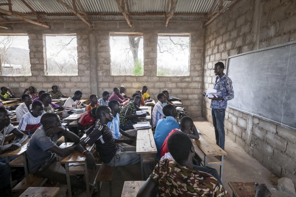 Un enseignant réfugié sud-soudanais fait la classe dans une école primaire au camp de réfugiés de Kule, en Ethiopie. Mars 2016. 