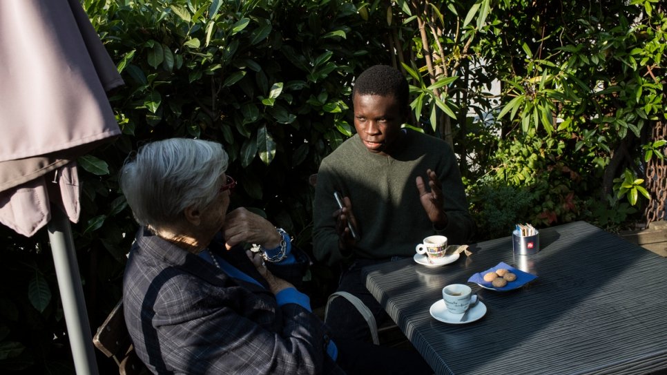 Emmanuel en pleine conversation avec Anna Illy dans un café de Duino. Anna lui a offert la bourse complète qui lui permet d'aller à l'Adriatic College. 