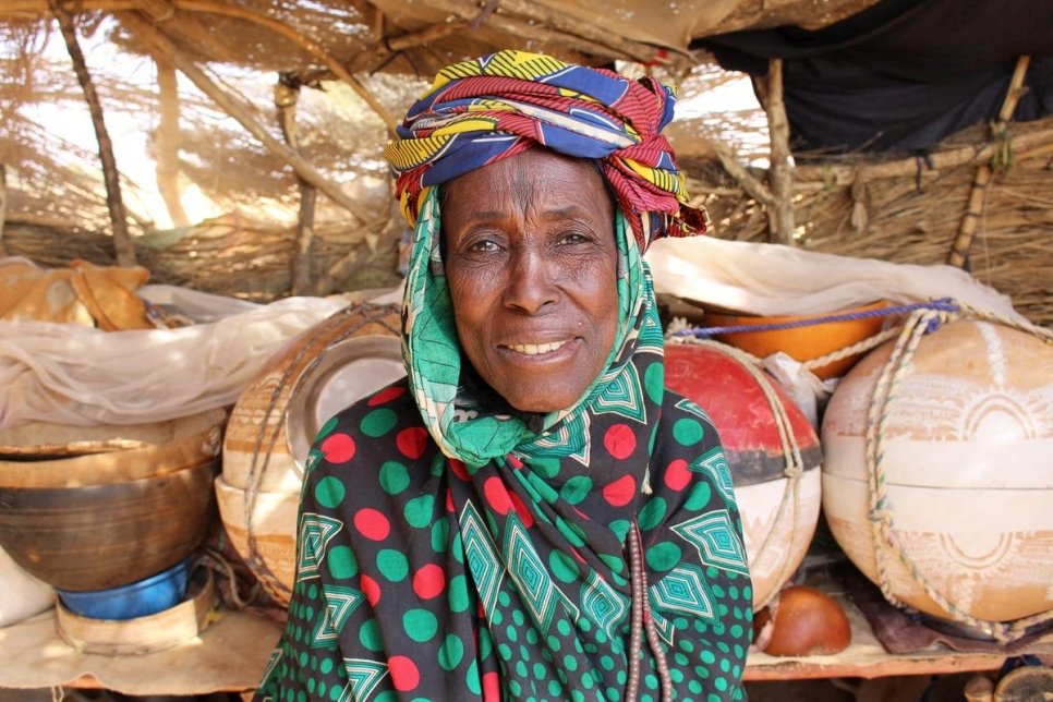 « Nous avons quitté notre village parce que plusieurs personnes craignaient pour leur vie. Je suis tombée et je me suis blessée au pied. Mon mari et mes enfants ont dû me porter », raconte Aissa Dangui, 50 ans, qui vit dans la zone frontalière entre le Niger et le Mali. 