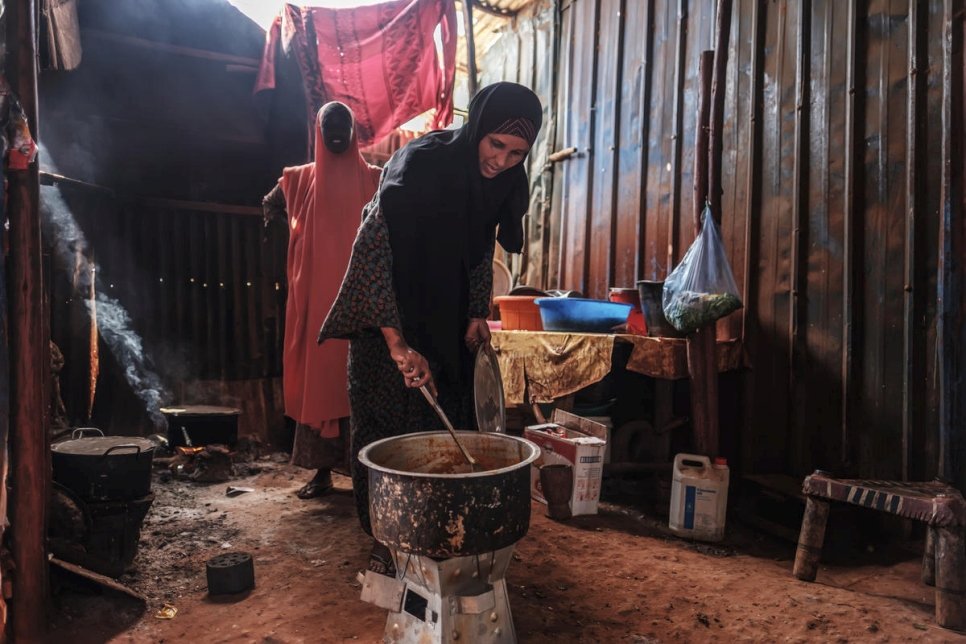 Asha Abdikadir Ahmed, 42 ans et réfugiée somalienne, cuisine au charbon de bois dans son restaurant à Bur Amino, en Ethiopie.  