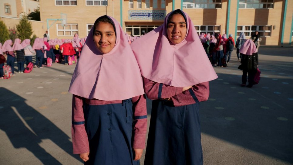 Parisa, 16 ans (à droite), et sa soeur Parimah, 14 ans, sont de jeunes Afghanes sans papiers qui fréquentent l'école à Ispahan, en Iran. 