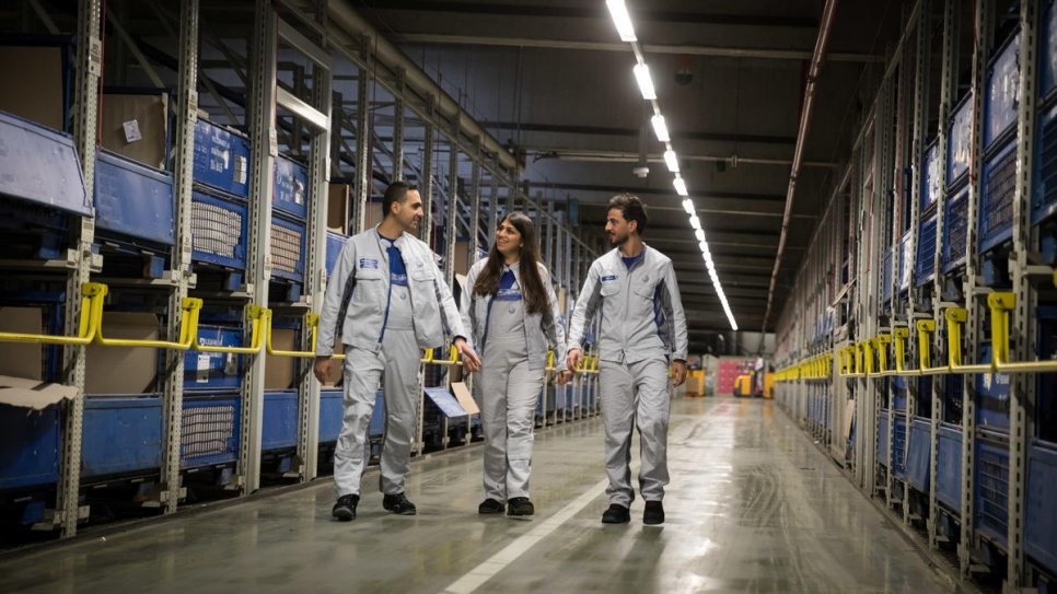 Mastura Ekhlas (au centre), Mohamad Al Jaser (à gauche) et Mustafa Hussain (à droite) dans l'usine Volkswagen de Baunatal, en Allemagne.