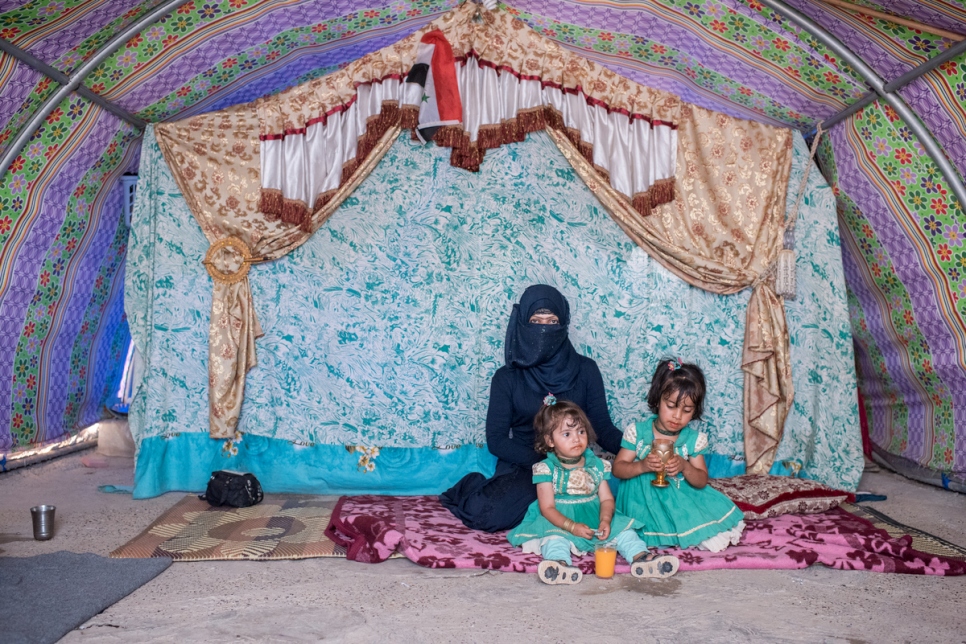أسماء محمود، 27 عاماً، مع ابنتيها رماح، 4 سنوات، وبدور، التي لم تتجاوز العامين.
