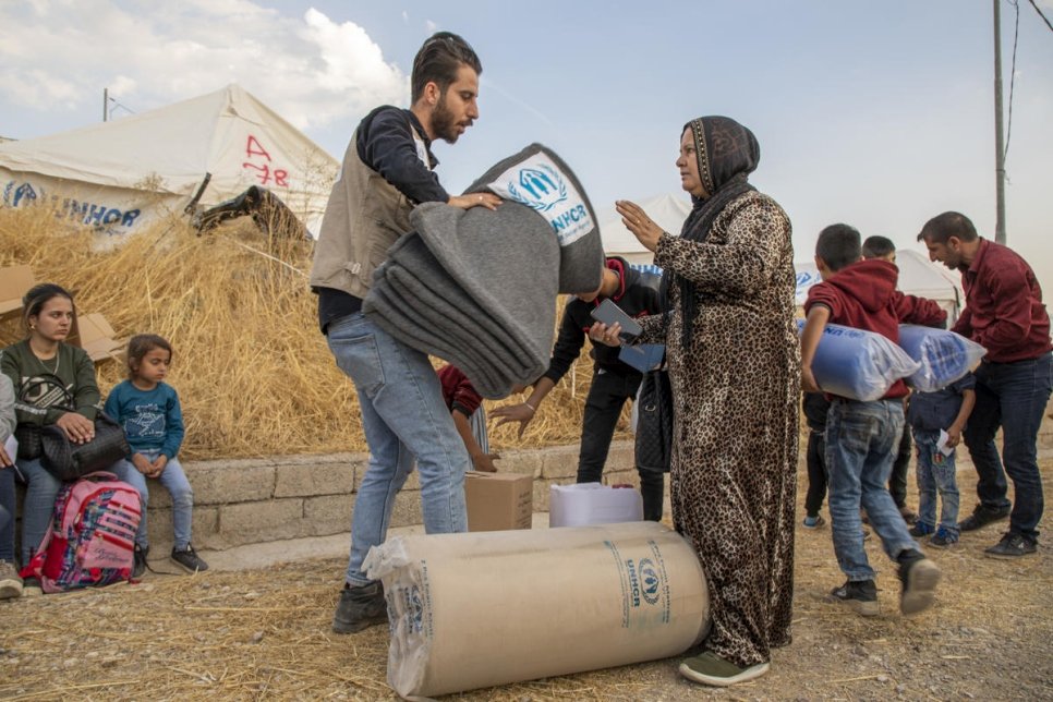 شركاء المفوضية يوزعون مواد الإغاثة على اللاجئين السوريين الذين وصلوا حديثاً إلى مخيم بردرش للاجئين. 