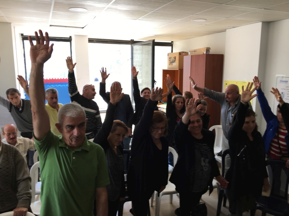 لاجئون عراقيون في لبنان يحضرون إلى مركز في بيروت تديره مؤسسة كاريتاس الخيرية. 
